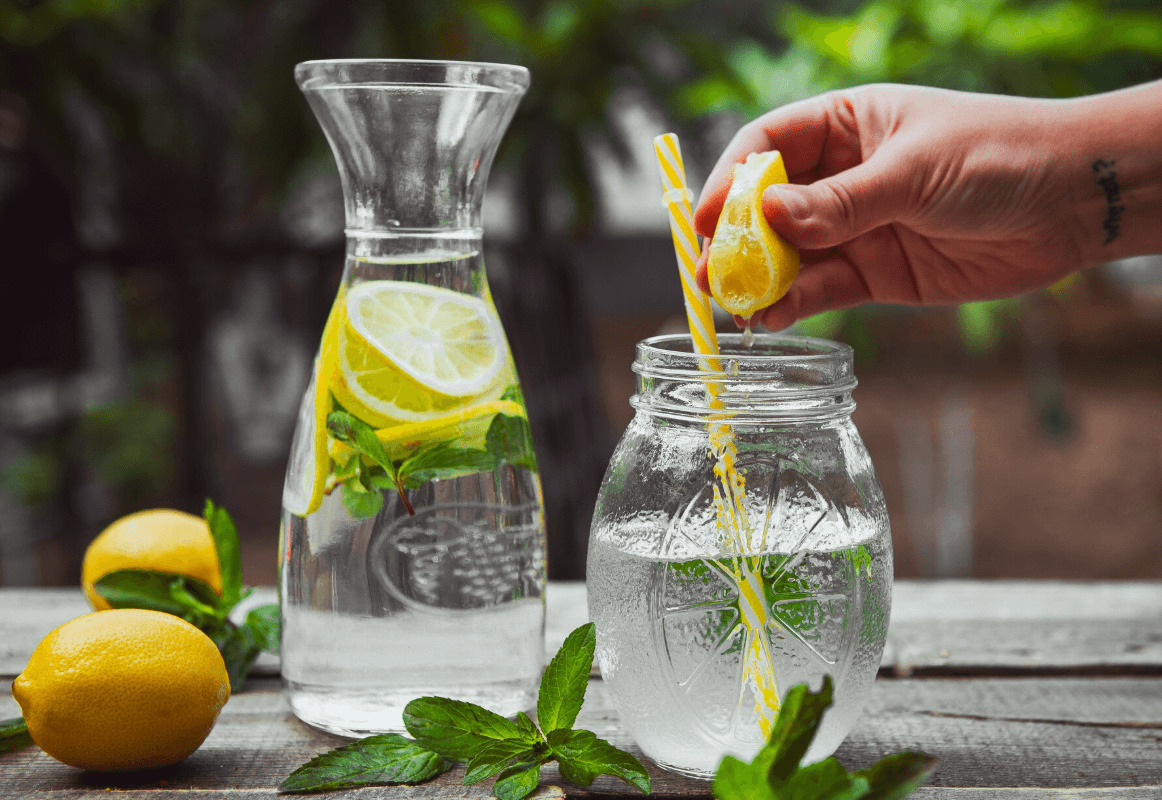 ¿Qué pasa si tomo agua con sal y limón?