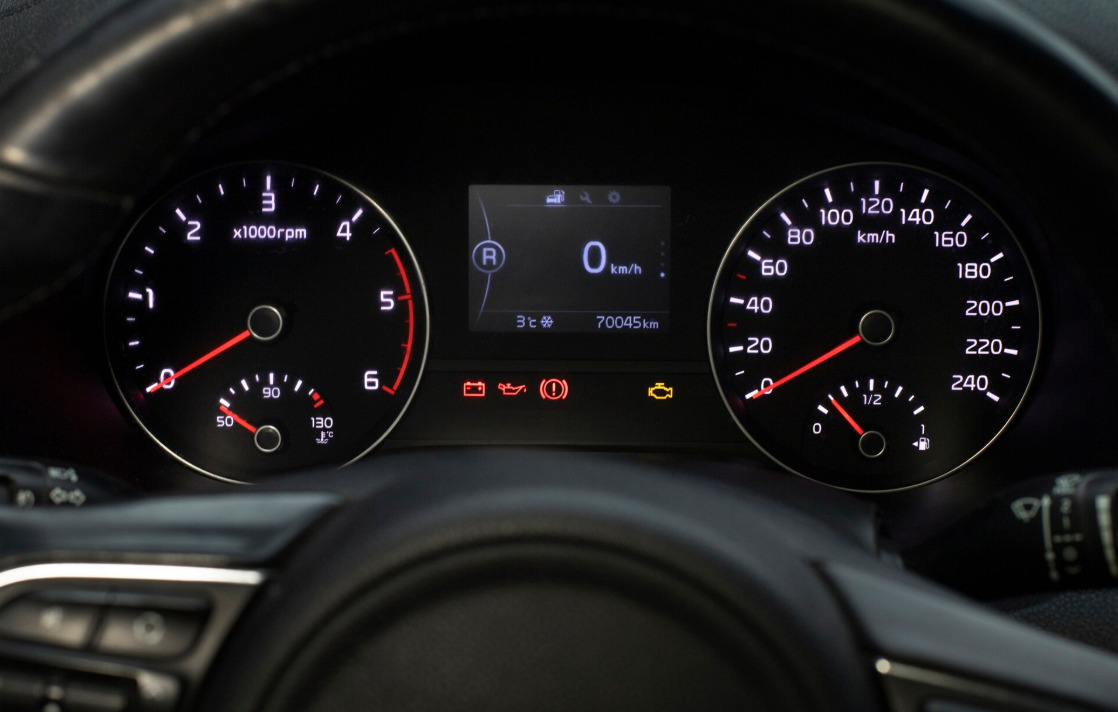 Qué significa el testigo Check Gauges del auto