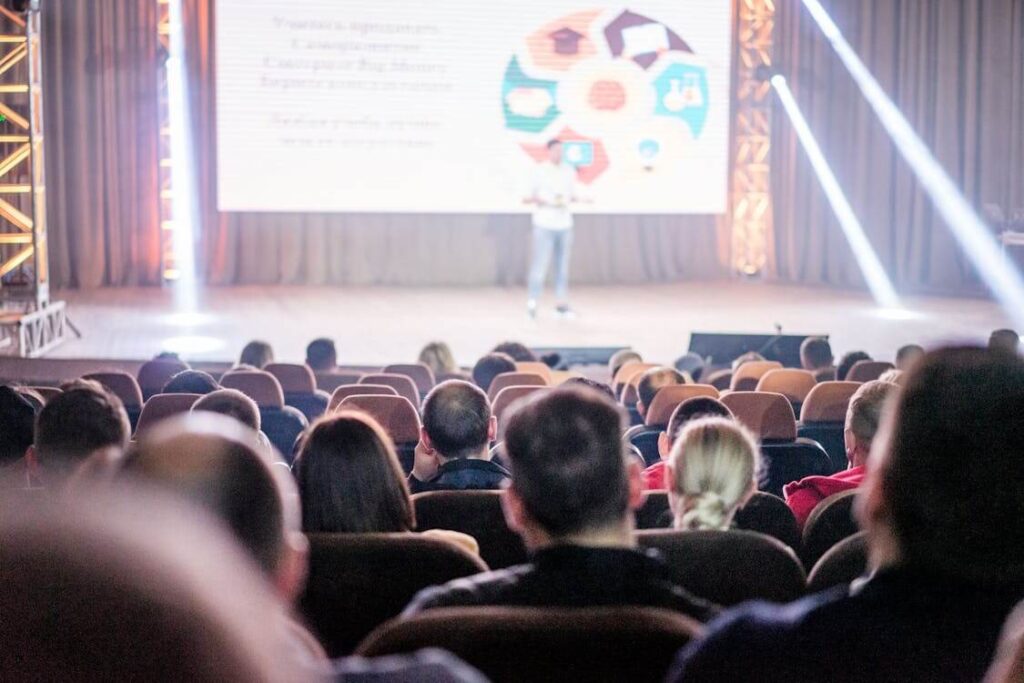 El evento congregó a más de 200 intermediarios del sector y 70 productores de seguros de la región norte, así como reconocidas personalidades del ámbito asegurador, entre ellas Franklin Glass, presidente de CADOAR, y Carlos Flores, presidente de ADOCOSE. Yamel Atieh