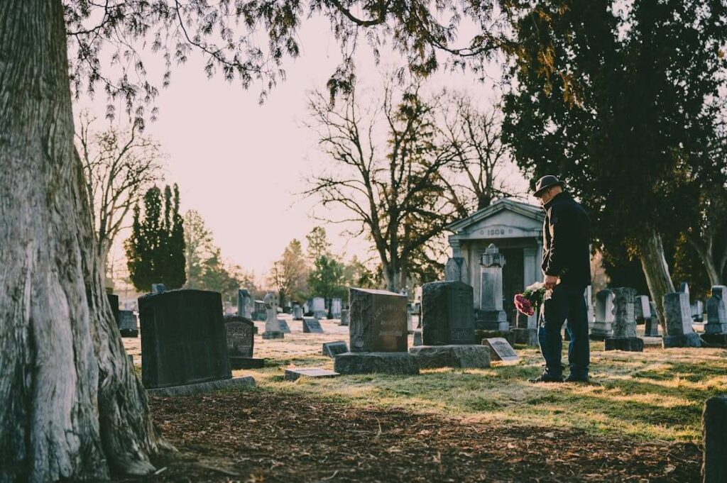 Asistencias funerarias: Un apoyo en momentos difíciles 

La muerte de un ser querido es uno de los momentos más difíciles que enfrentamos en la vida. La pérdida no solo conlleva un dolor emocional profundo, sino que también implica una serie de responsabilidades prácticas que pueden resultar abrumadoras.